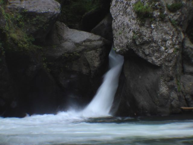 対岸から見た岩戸の滝
